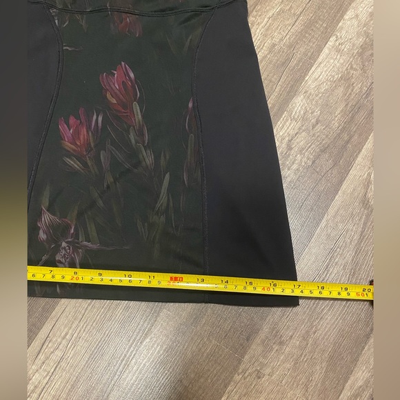 Lululemon - black with pattern size 6 top - Picture 2 of 5